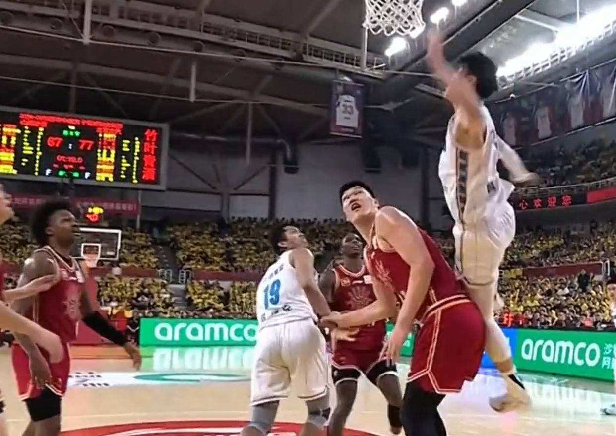 江苏男篮发挥极佳表现，稳坐胜局领先